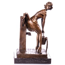 Nő kútnál - erotikus bronz szobor márványtalpon képe